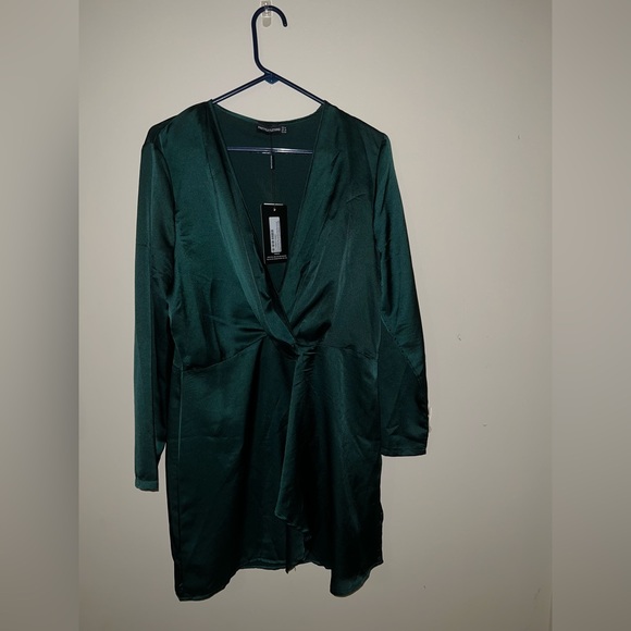 NWT Pretty Little Thing *Plus* Emerald Green Satin Long Sleeve Wrap Dress size M - Picture 8 of 8